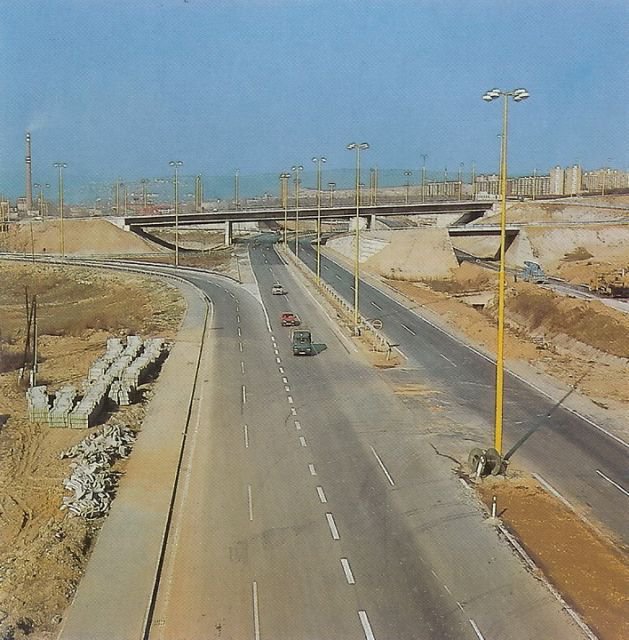 Cesta pod Furčov smer Prešov, v pozadi stojí magnezitka